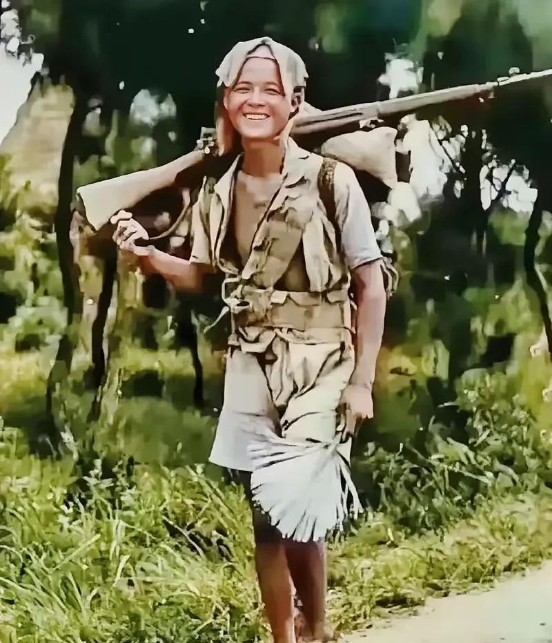 这张珍贵老照片拍摄于1945年，抗战胜利后，一名桂军士兵在回家的途中被战地记者拍