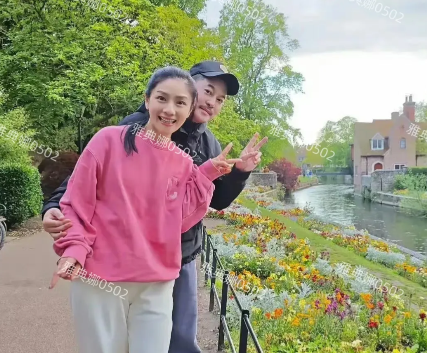 沙溢这个军艺校草颜值跌得太狠了，明明他跟胡可是大三岁的姐弟恋，现在看起来像父女恋