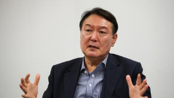 被破2道防线后，尹锡悦放弃抵抗，上警车前说了3句话，不简单