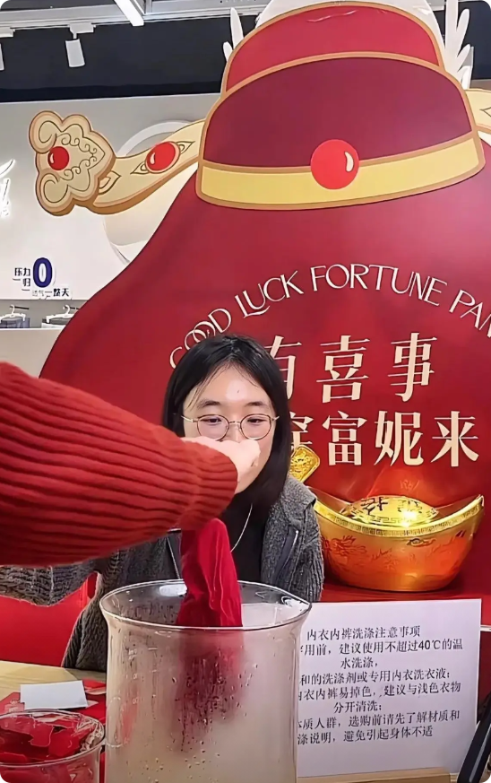 红内裤这瓜，反转了？

裤头姐那盆红水，看得我一愣一愣的。600度的开水？真敢想