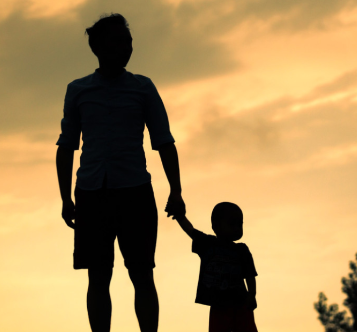 上海，男子仅有一个儿子，对儿子宠爱有加。万万没想到，儿子20岁时，因为琐事与父母