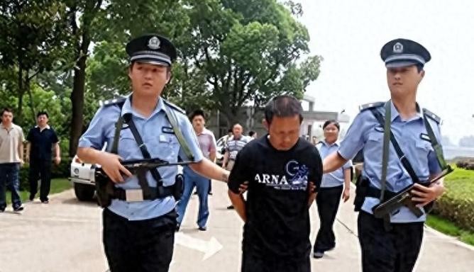 2002年，湖南一个名叫黄小虎的少年为减轻家庭负担，在矿山事故中遭遇悲剧。他的右