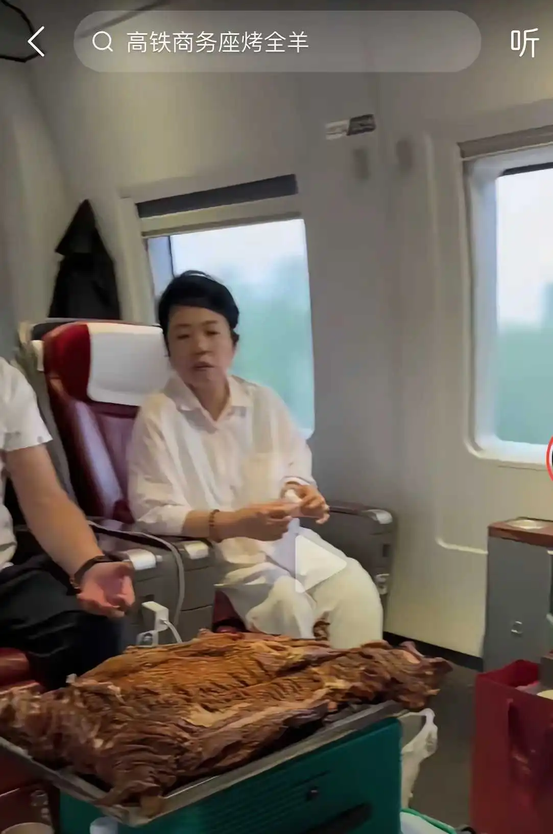 还是贫穷限制了我的想象，这高铁上能烤全羊？
