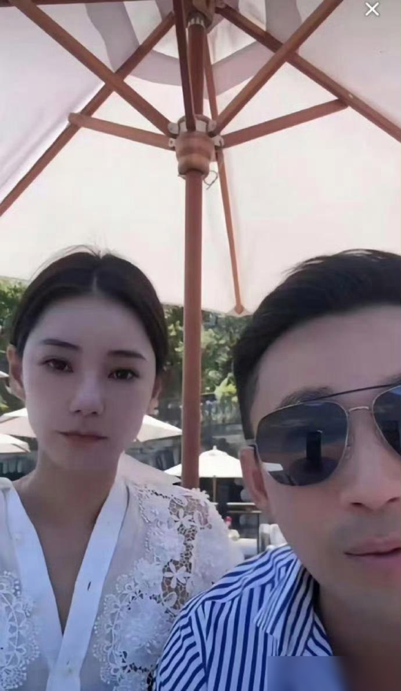 第一次看清Mandy的长相，果然是美颜开了！

脸型不算小，五官也不算精致！
