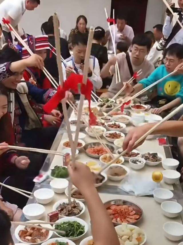 这就很人性化了，多远都能夹到