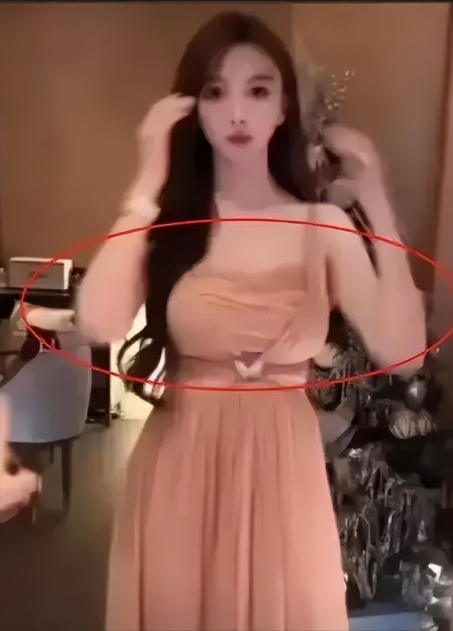 叶珂的假胸隆得比肚子还大,都垂到腰了,黄晓明要注意什么?(叶珂 整容)-第12张图片-九妖电影 叶珂的假胸隆得比肚子还大,都垂到腰了,黄晓明要注意什么?(叶珂 整容)-第12张图片-九妖电影