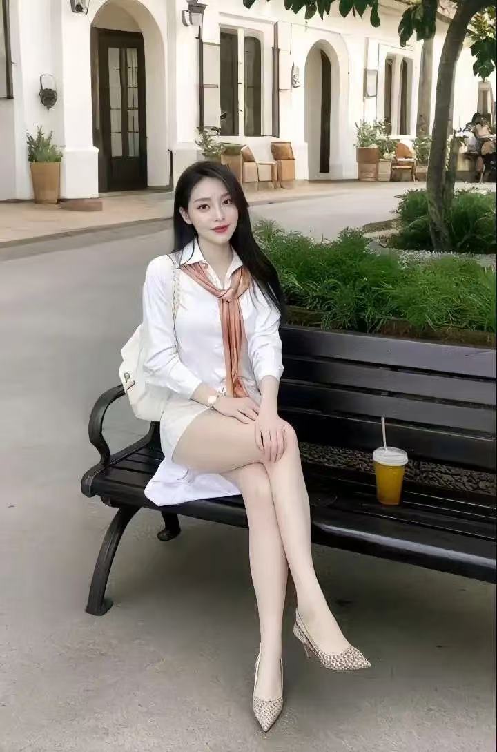 有一个菠萝去理发，它坐了很久理发师一直不给它理发，它就说：“你理理我吧！”哈哈哈