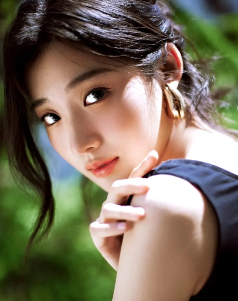 咱就说卢昱晓这姑娘，简直是老天爷追着赏饭吃！模样清纯又透着股子别样的性感，太抓眼