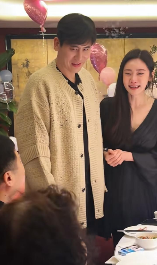 秋瓷炫生日会宣布生二胎，爆哭感谢公婆，和老公结婚14年仍在一起！
秋瓷炫过 45