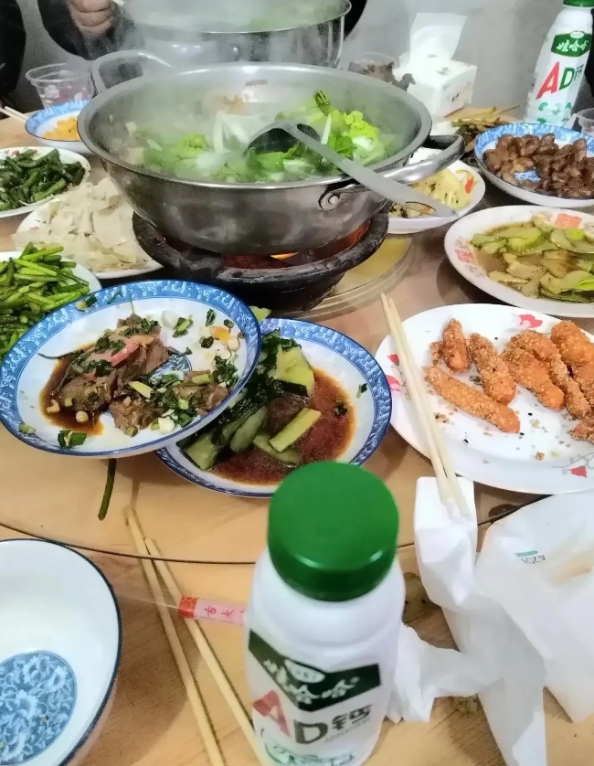 过年相亲两不误！这两天在婆婆家忙的不得了，张罗饭菜呗！老公舅舅家的孙子相亲，女孩