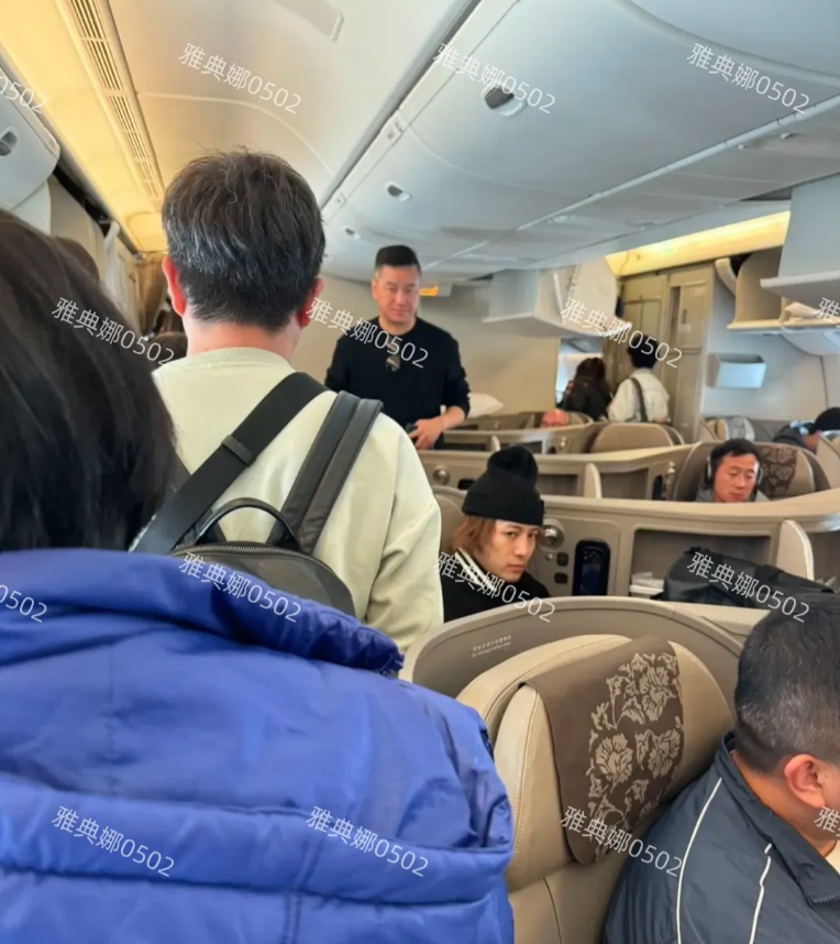 王嘉尔本人跟印象中的他反差好大，飞机上偶遇他，本人白白瘦瘦小小一只。
舞台上又帅