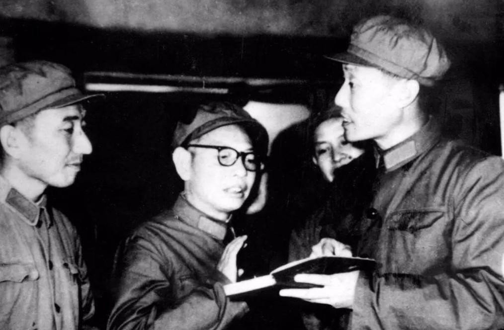 张连忠上将在担任海军司令员的九年里，通过刚毅的决策和对部队深入的关怀，为中国海军