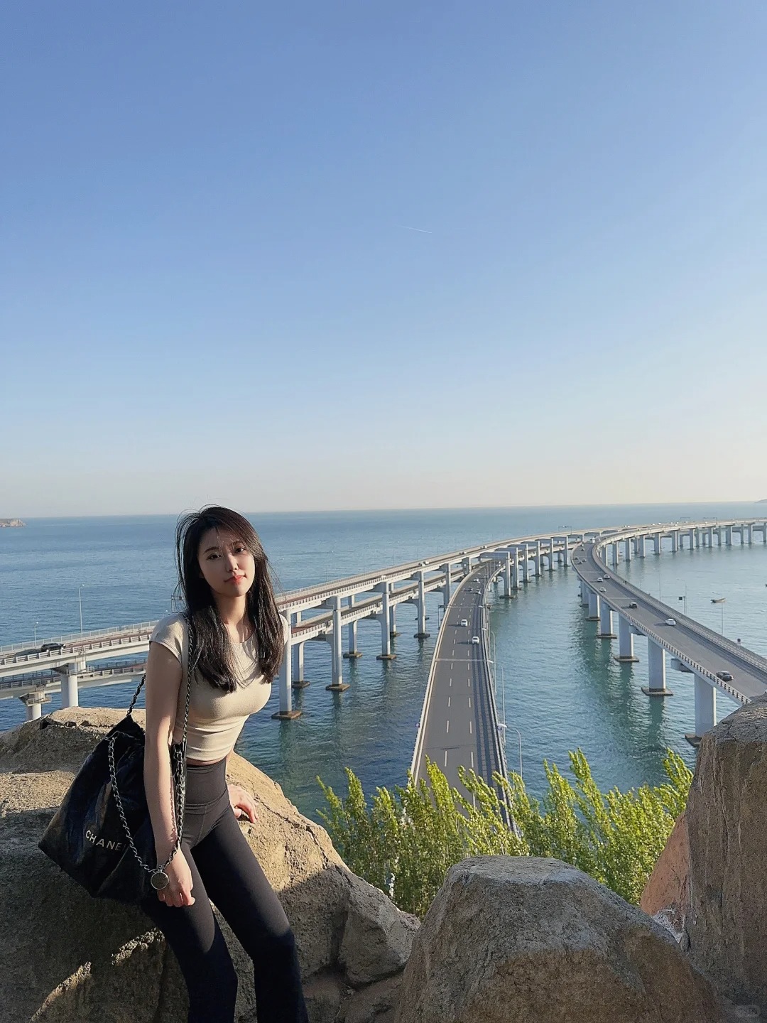 好美呀！我说的是我！
大连星海湾大桥
照片有多美 翻栏杆就有多狼狈