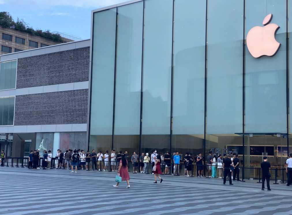 iphone16开售第一天，早晨7点半路过亚洲最大的苹果西湖店，门口已经开始排队