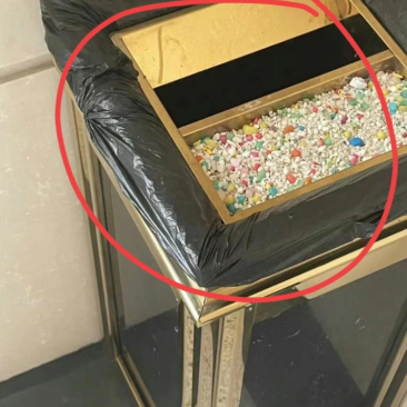    在酒店看到了这样的垃圾桶，上面有着一些小石子，我一直以为是用来灭烟头的！！
