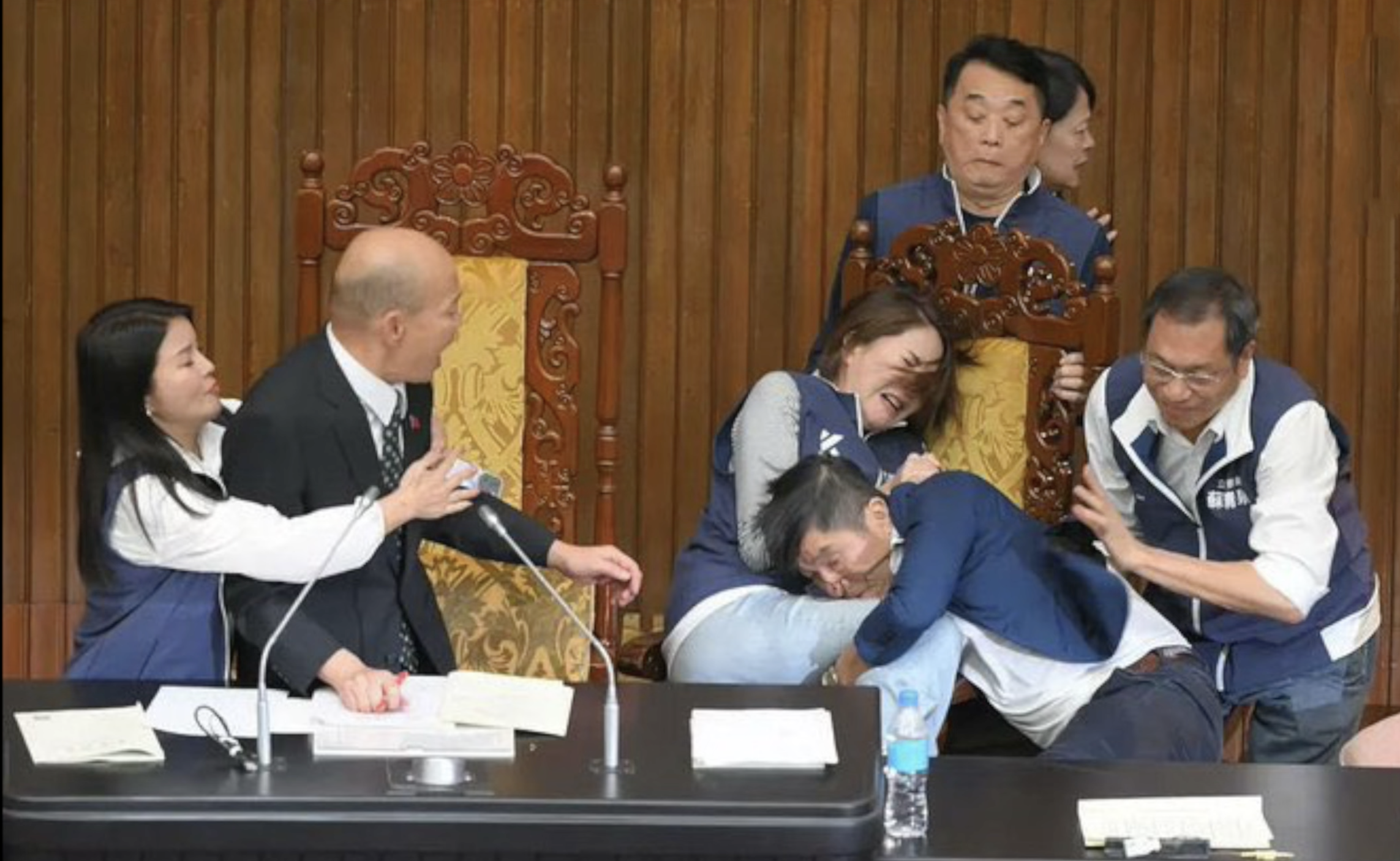 台湾省开会大型娱乐节目，动不动就男女摔跤摸屁股，这要闹哪样呢，台湾民众供养的都是
