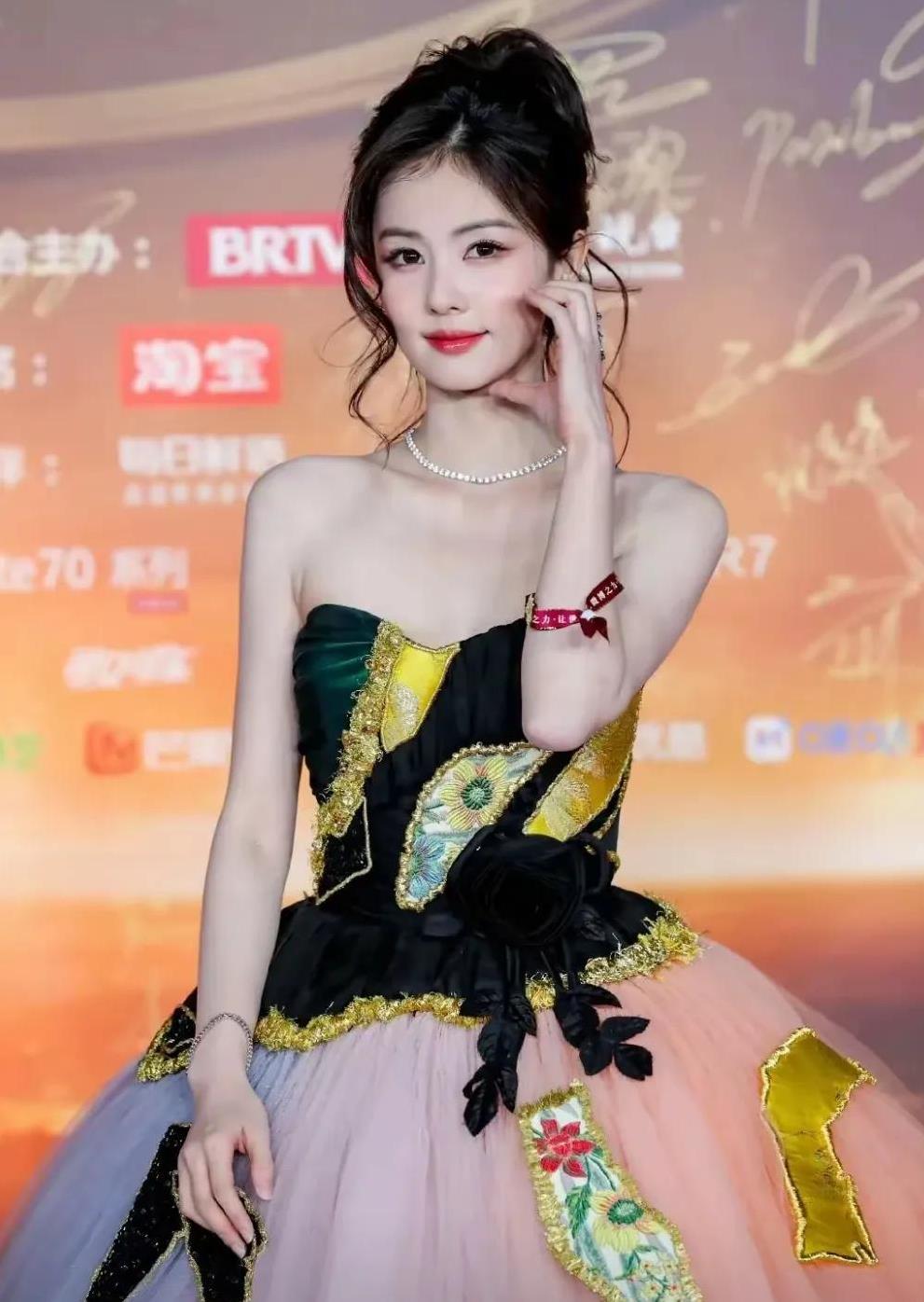李沁获奖，都还没等她张口谈获奖感言，就被主办方招呼下了台。
而赵丽颖和王宝强却是