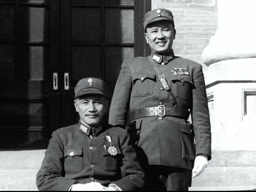 相比军事能力，白崇禧的政治水准要弱出很多，我们就说两件事。

1937年12月，