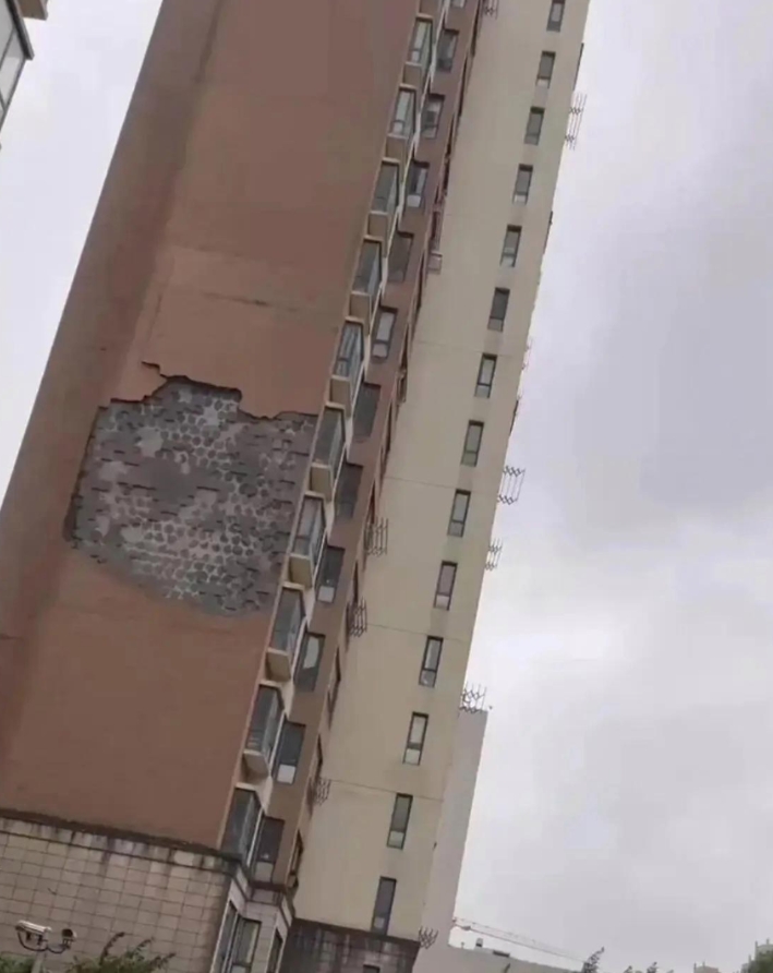 上海一场台风，真是检验建筑质量的好方法啊！平时都是十万八万一平米的精品楼盘，没想