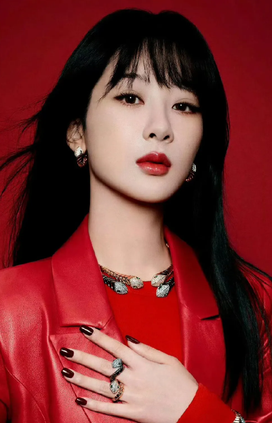 杨紫现在的脸精修也救不了，硅胶感太强了!