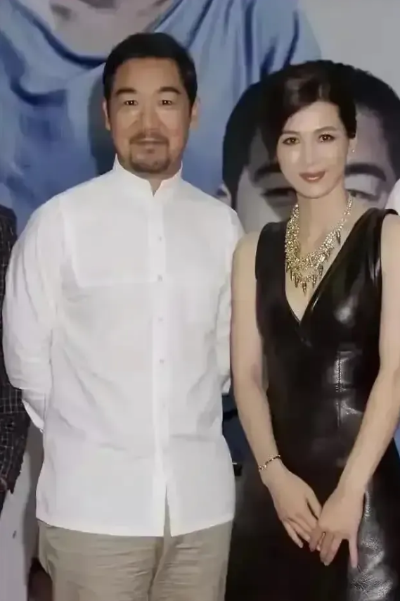 人世苍桑，世态炎凉。在一次活动中，著名影视明星张国立，看大美女童蕾的眼神有点不正