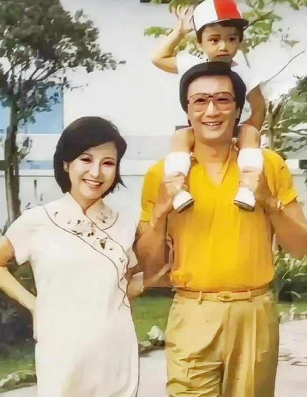 1982年，谢霆锋一家四口的全家福。镜头下分别是2岁的谢霆锋以及他的父亲谢贤、母