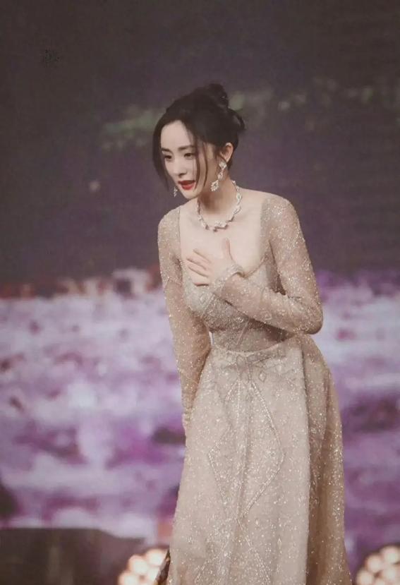 “杨幂”人间清醒，38岁风韵犹存，身材一流，该有肉的地方有肉（杨幂低调）-第1张图片-九妖电影