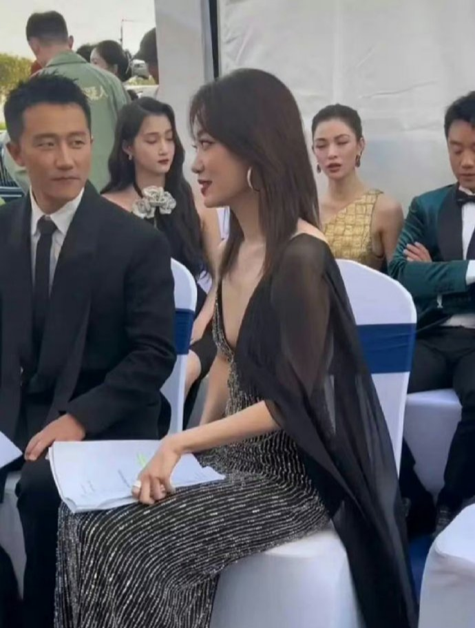 张小斐的深V礼服也太低胸了，尤其是侧身看，搞得一旁黄轩不敢低头（张小斐穿衣变化）-第5张图片-九妖电影