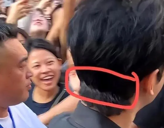 黄晓明现身青岛被拍,一头浓密黑发却是假发,假发分层很明显(黄晓明假发套)-第3张图片-九妖电影 黄晓明现身青岛被拍,一头浓密黑发却是假发,假发分层很明显(黄晓明假发套)-第3张图片-九妖电影