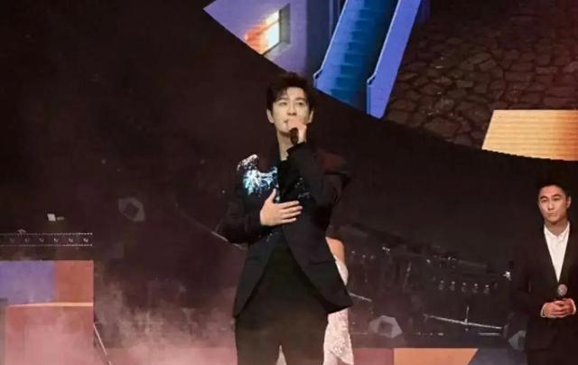 黄晓明携女友湾区晚宴，现场为她引见成龙王力宏，甜蜜互动秀恩爱（黄晓明公开过的女友）-第1张图片-九妖电影