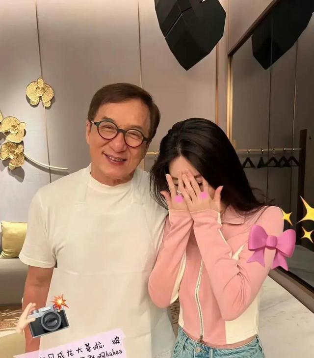 黄晓明携女友湾区晚宴，现场为她引见成龙王力宏，甜蜜互动秀恩爱（黄晓明公开过的女友）-第5张图片-九妖电影