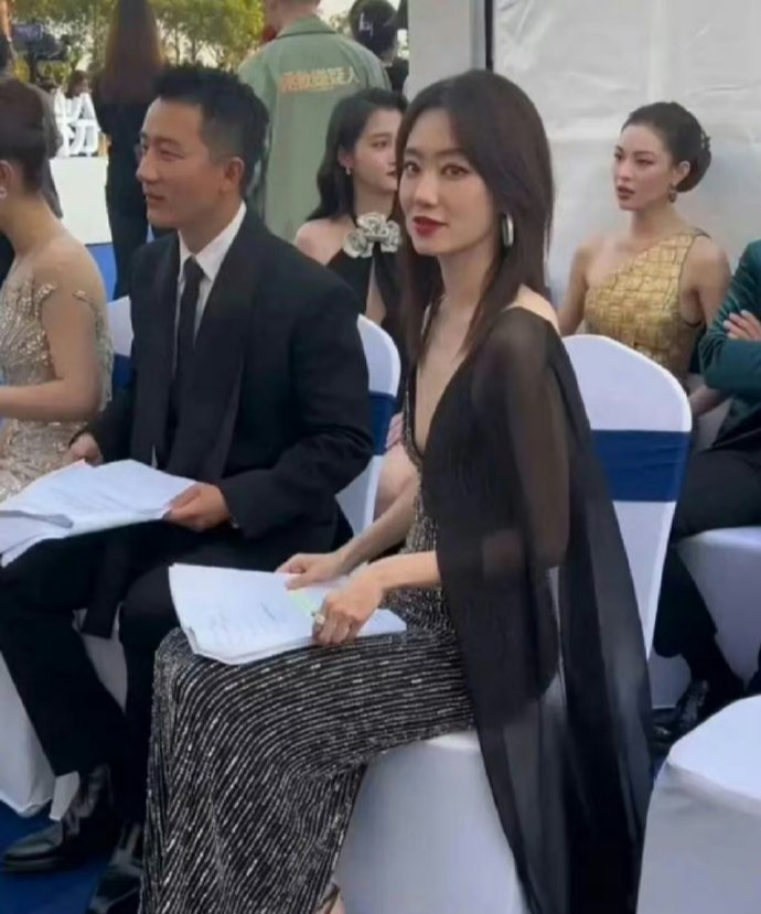 张小斐的深V礼服也太低胸了，尤其是侧身看，搞得一旁黄轩不敢低头（张小斐穿衣变化）-第4张图片-九妖电影