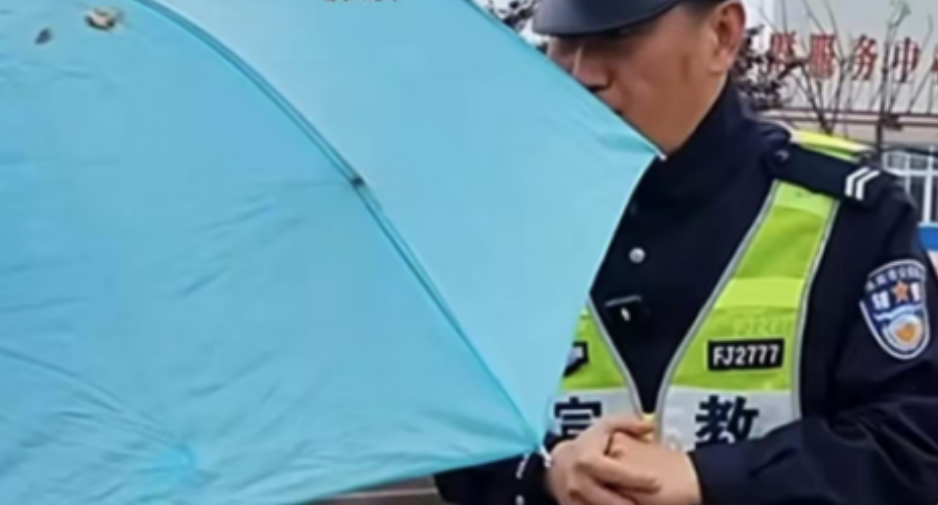2024年4月18日，淮南一位交警得知过路大姐为了省钱看病，居然在雨天徒步行驶在