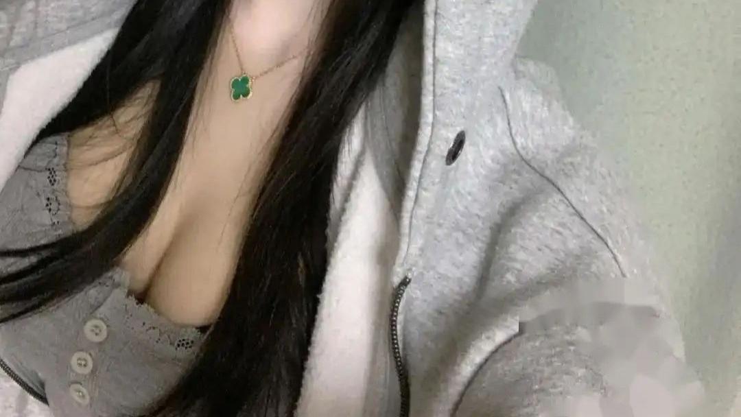 韩国穿搭网红，沙漏型A4腰身材，真的太美了！