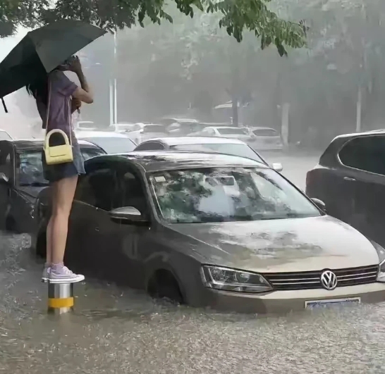 我要不要去抱她过来？[捂脸][捂脸][捂脸]