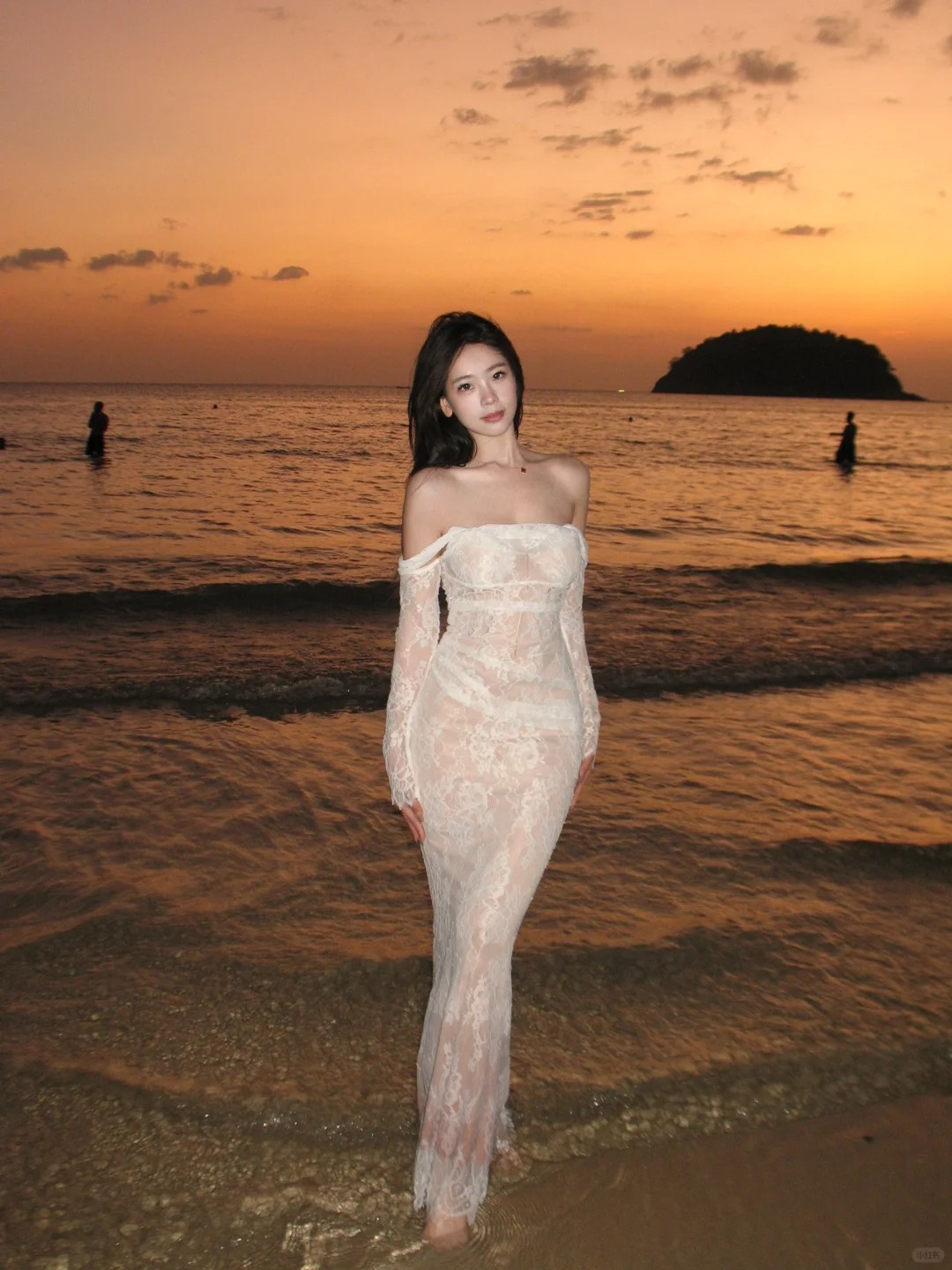 普吉岛的日落
6点半的卡塔海滩🏖️
橘黄色的光晕染整片天空
相机拍不出的美