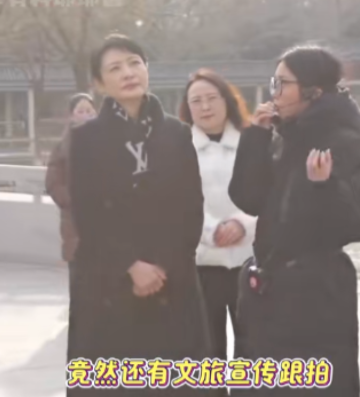 美女讲解员精致打扮了364天，唯一偷懒的一天竟然被全国人民“抓”到了！万万没想到