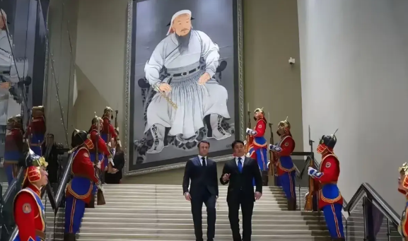 蒙古国接待马克龙的场面。悬挂着成吉思汗德大幅画像。

蒙古现在正在学习秦朝时期张