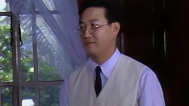 时隔26年，“收回亲儿子姓氏”的英达，终于尝到了“恶果”的滋味