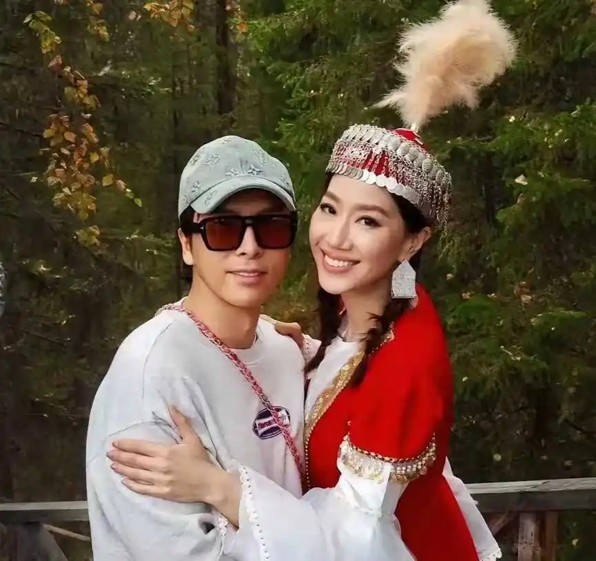 中国香港著名演员甄子丹与老婆、女儿到新疆旅游，老婆和女儿穿少数民族服饰合影。 ​