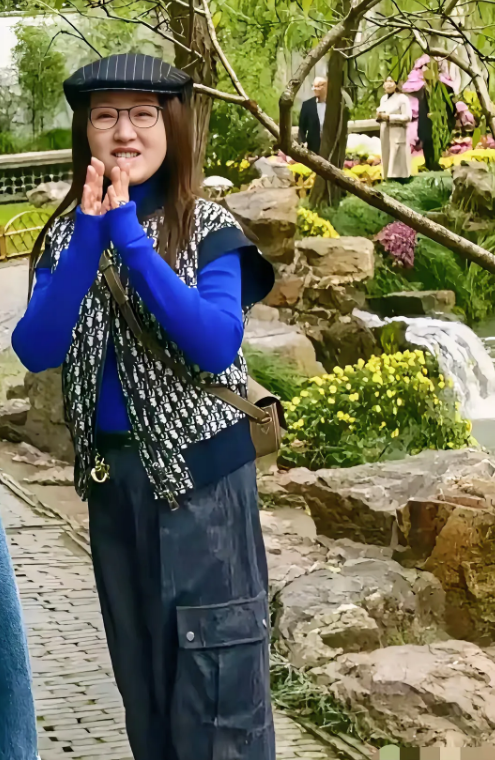 杨钰莹都 53 岁了，整体造型相当不错，特显年轻。
她身材保持得那叫一个棒，工装