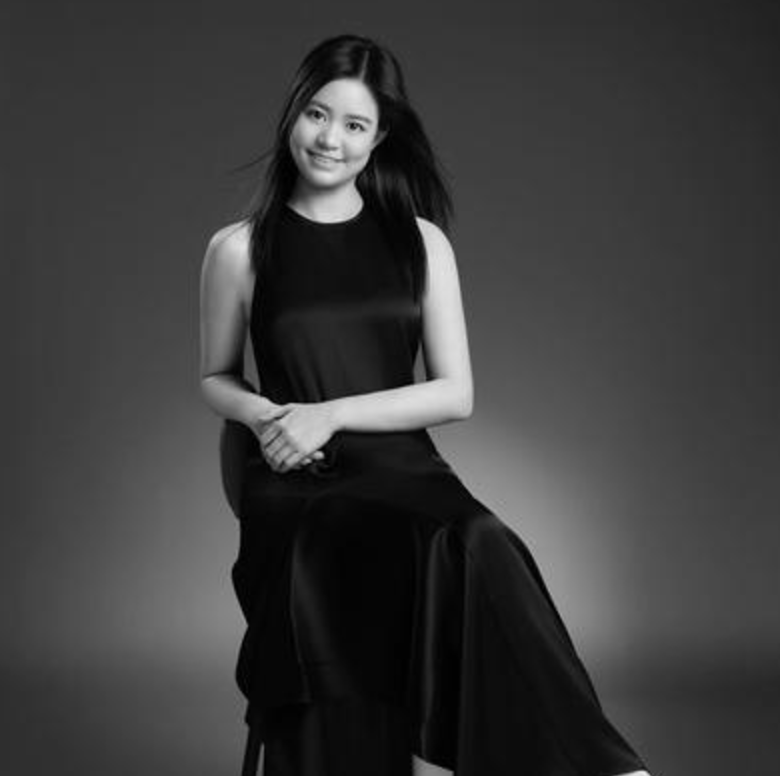 吕丽君22岁女儿晒艺术照