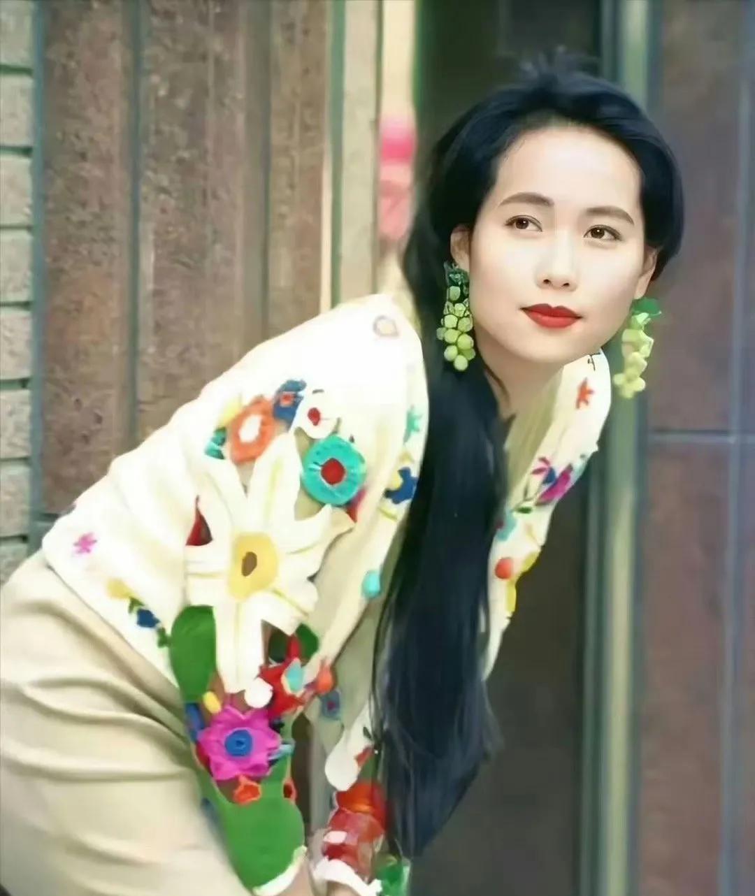 年轻时候的叶童颜值一点也不输赵雅芝，因为共同出演白娘子之后，两人在娱乐圈的地位不