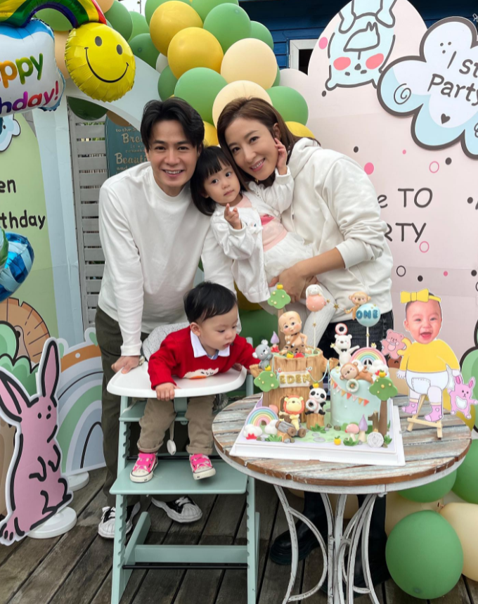 香港著名女星杨怡一家人合照，儿子长得很可爱，现在她过得很幸福