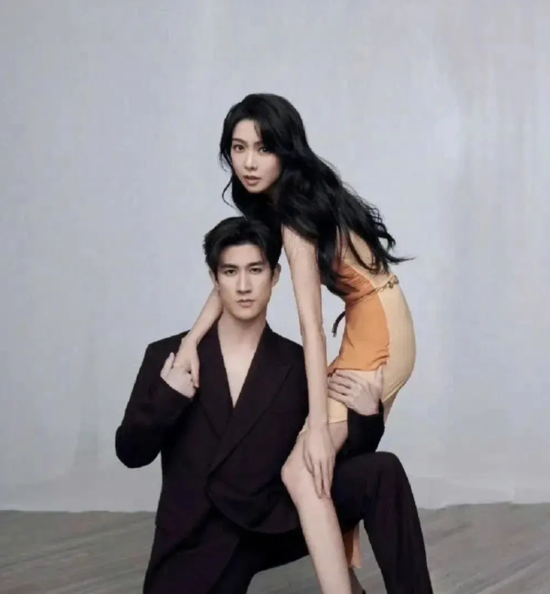 王力宏与薛凯琪，这拍照姿势既暧昧又撩人。摆出这样的造型拍照，是想要表达什么呢？