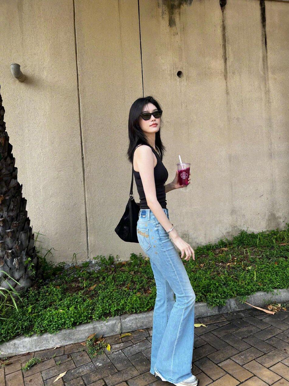 奚梦瑶晒美照秀身材