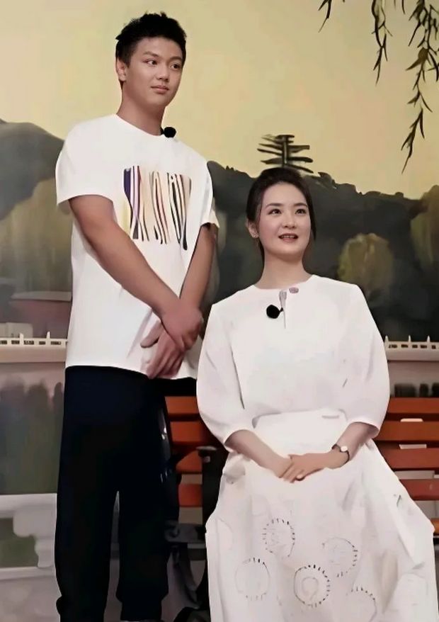 原来王艳的儿子王泓钦都这么大了，而且还和王艳长得很像，母子俩简直就像复制粘贴的一