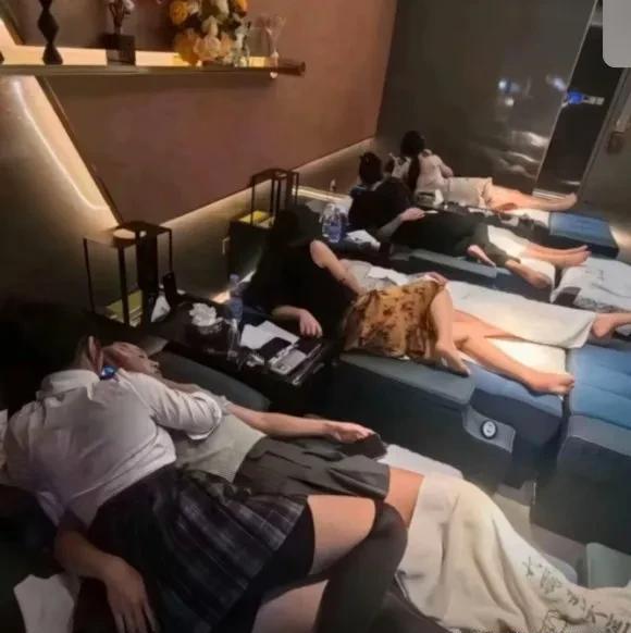 搞笑段子：现在采耳都这么高级了吗？



感觉跟以前躺床上抽大烟一样。
