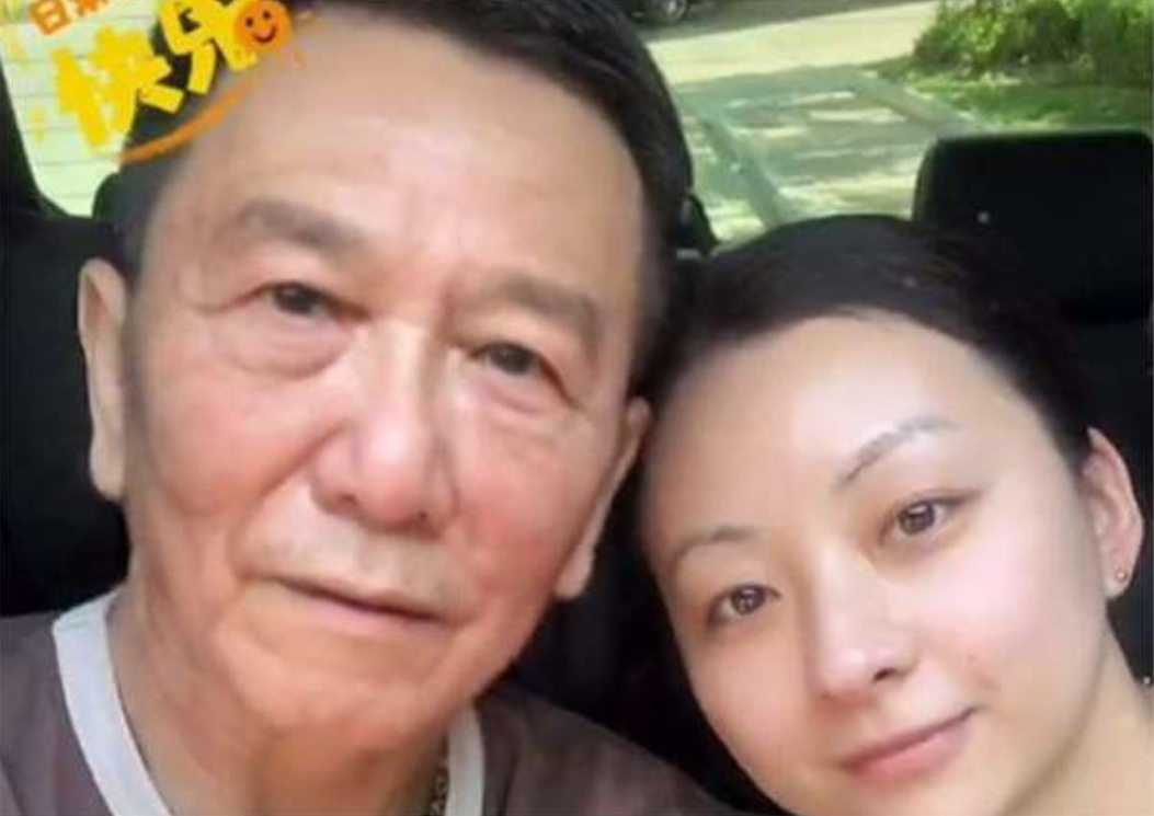 近日，温兆伦的妻子赵婷在个人社交账号上分享了一段与丈夫温兆伦的视频。
视频中，车