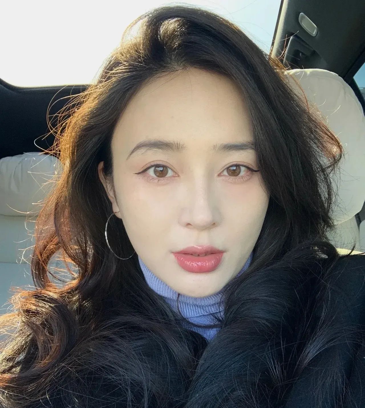 人长的太漂亮了也很烦，都结婚十几年了，老公上班一会儿给我打个电话，问我在干嘛？我